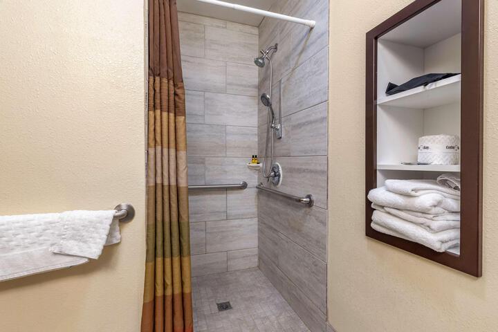 2 Queen Beds Refrigerator, Microwave Full Breakfast (7 of 13)