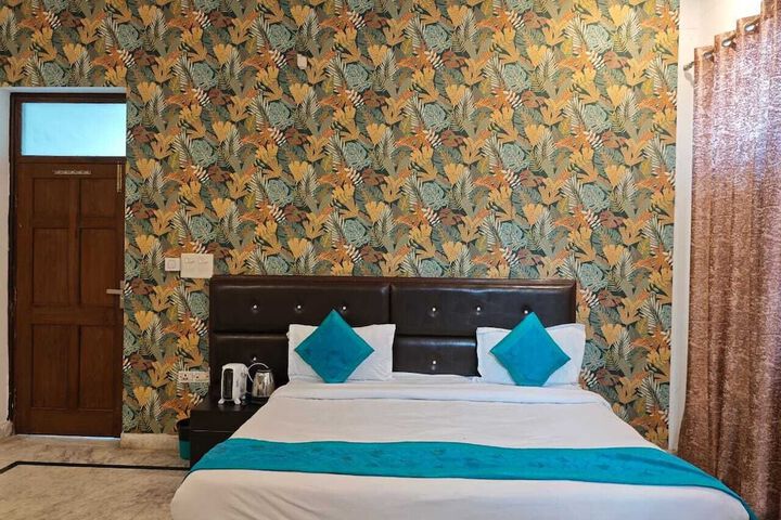 Room 5 of 8