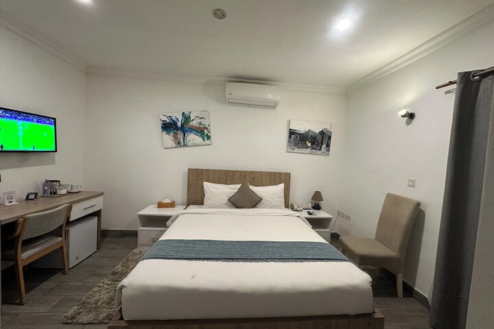 Room 25 of 90