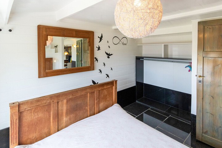 Room 4 of 74