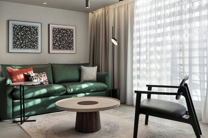 Lounge 72 of 99
