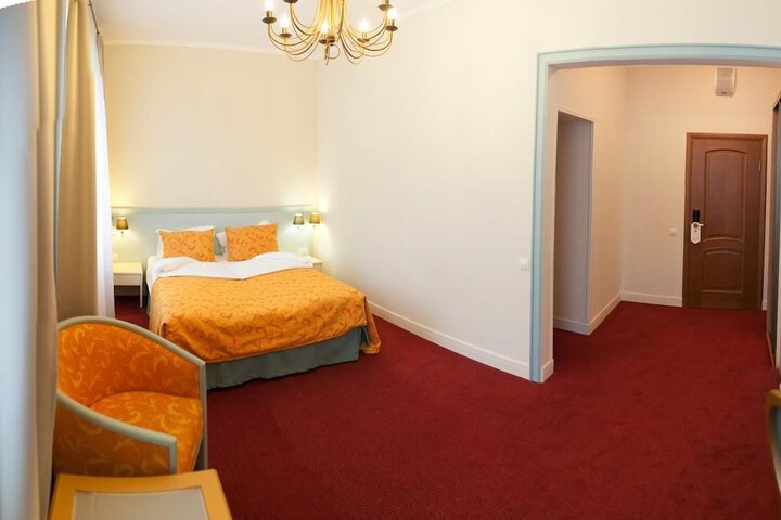 Room 4 of 90