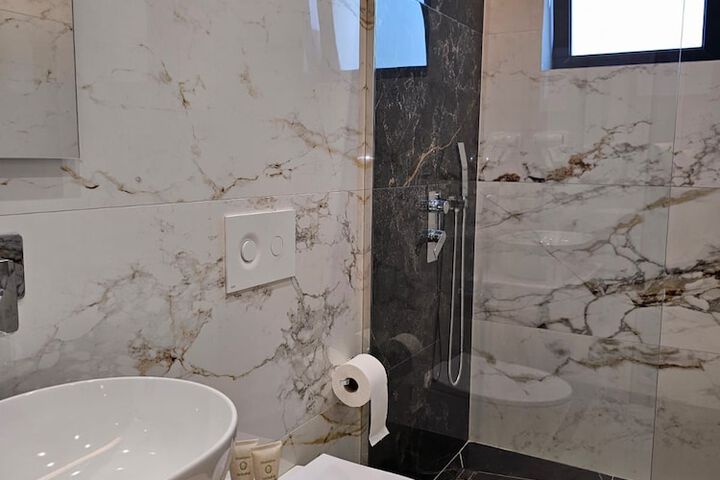 Room 5 of 77