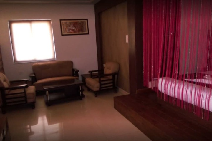Room 4 of 8