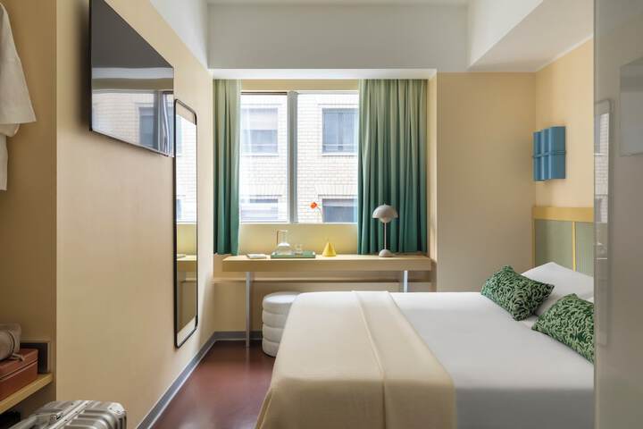 Room 12 of 83