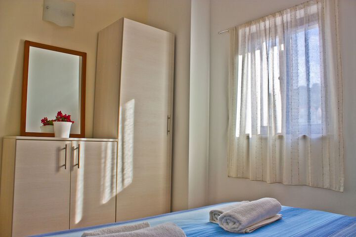 Room 8 of 102