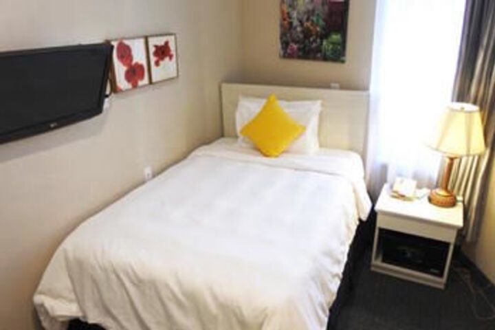 Room 12 of 32