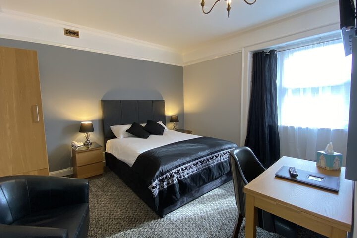 Room 4 of 77