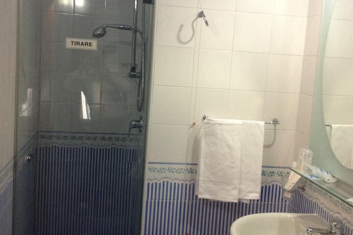 Room 12 of 39