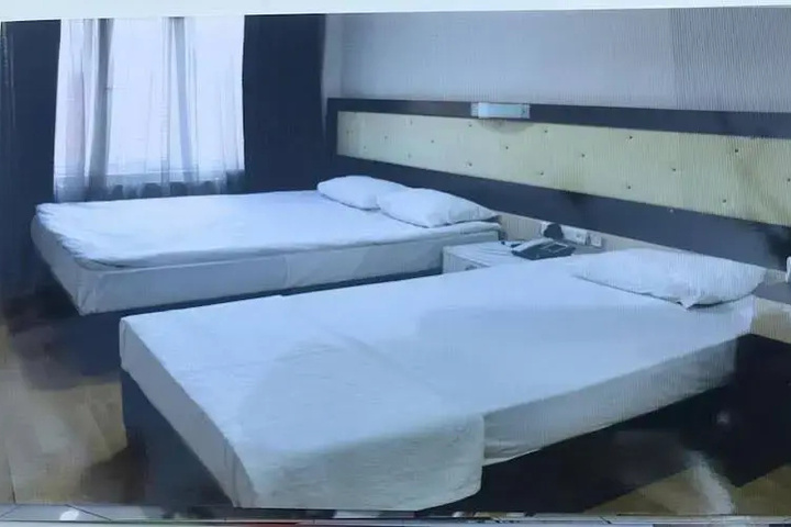 Room 4 of 9