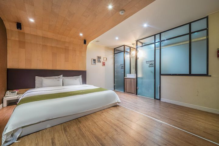 Room 14 of 36