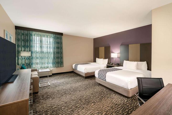 2 Queen Beds Mobility Accessible (8 of 18)
