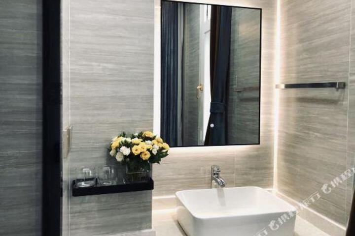 Noah Hotel