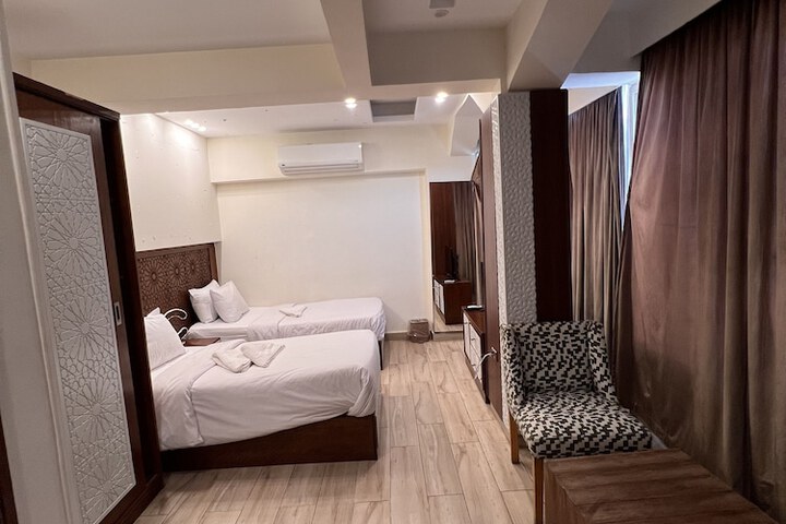 Room 9 of 18