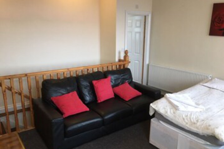 Lounge 17 of 40