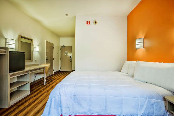 1 Queen Bed (9 of 10)