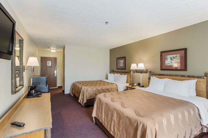 1 Queen Bed Accessible Room (1 of 10)
