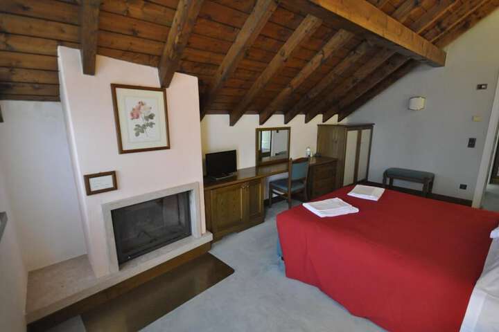 Room 6 of 12