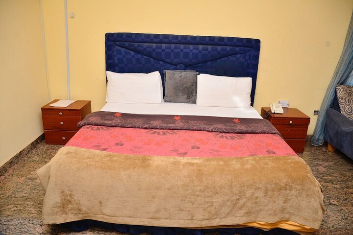 Room 7 of 94
