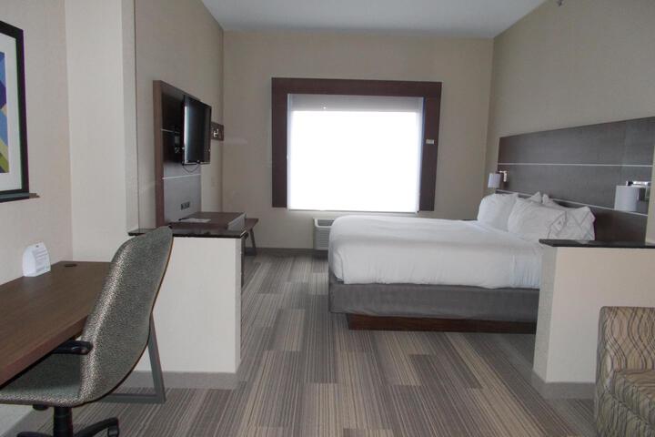 1 King Bed Accessible (4 of 5)