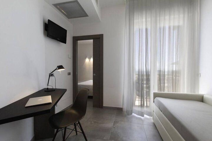 Room 9 of 34