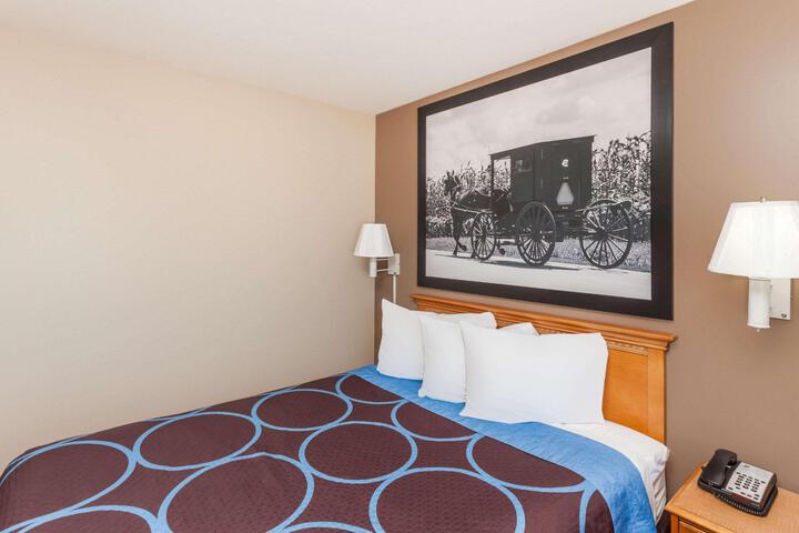 1 Queen Bed (2 of 4)