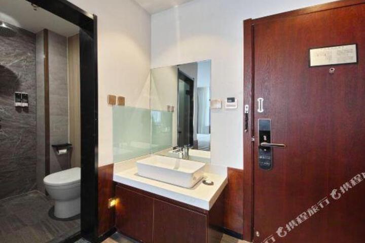 Aichenshi Hotel (Baoding Tianxia Baobai Shopping Plaza)