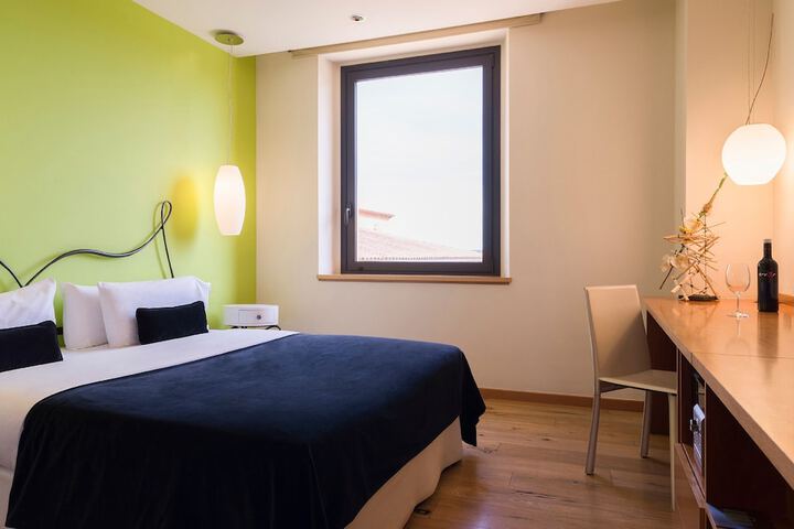 Room 10 of 42