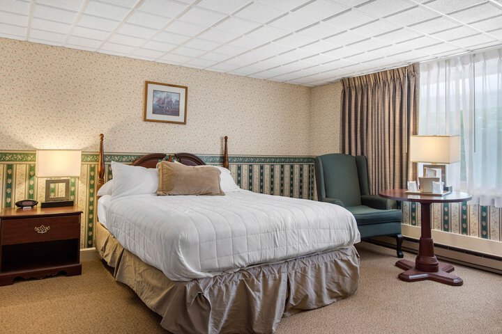 1 Queen Bed (8 of 17)