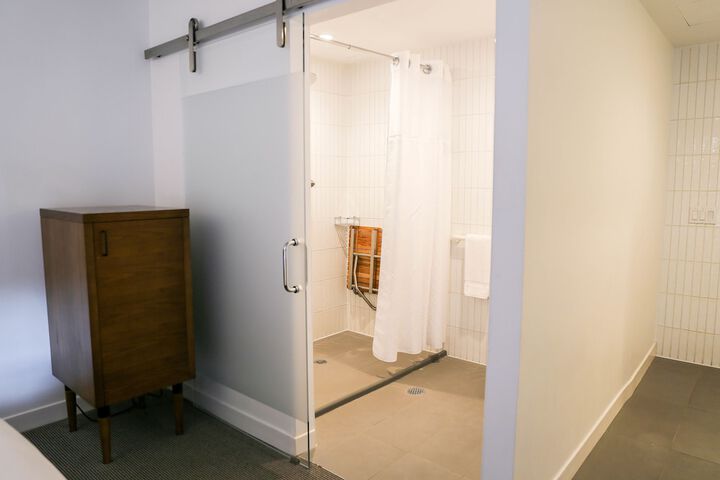 Room 16 of 143