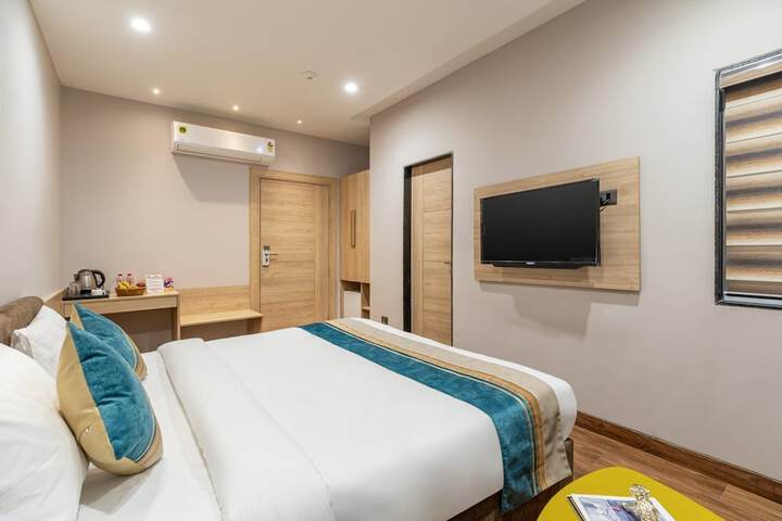 Room 5 of 8