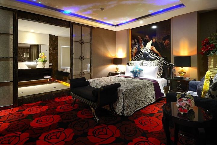 Room 11 of 30