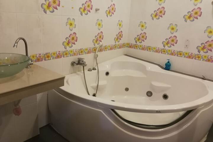 Jetted tub
