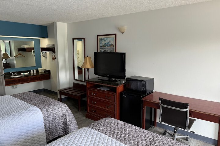 Room 6 of 12
