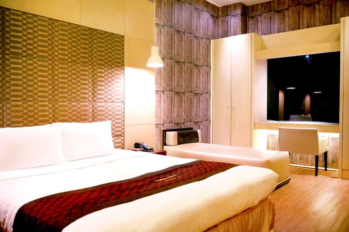 Room 3 of 81