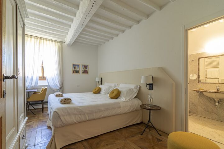 Room 4 of 74