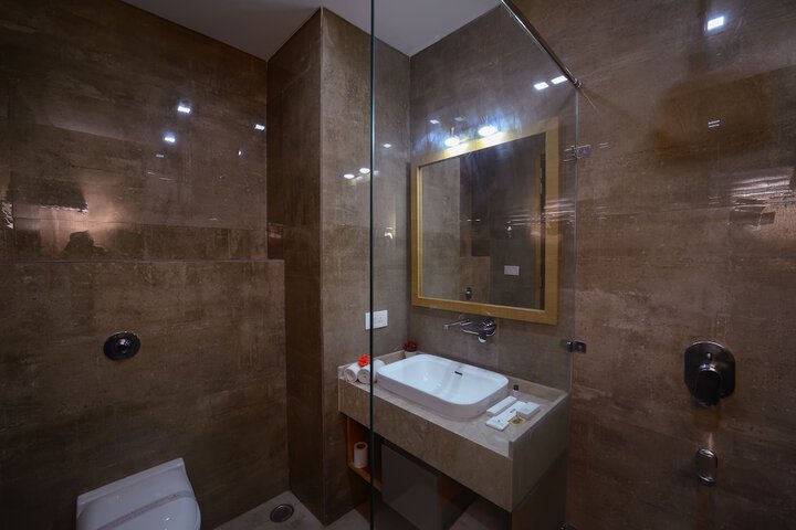 Room 10 of 13