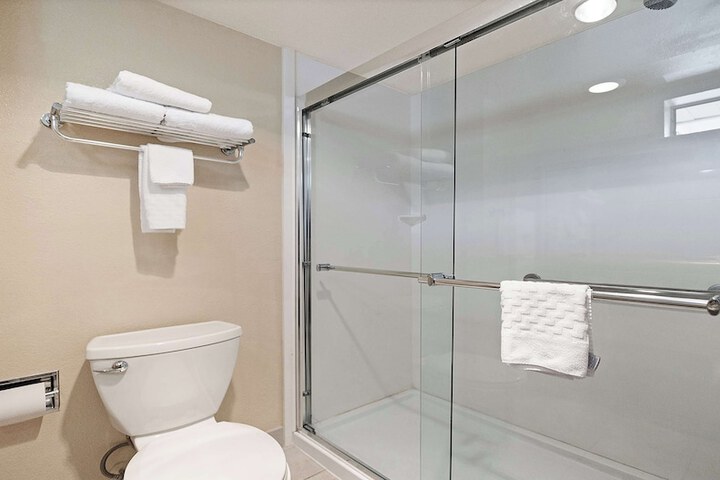 1 Queen Bed Deluxe Room High Speed Internet Accessible Sitting Area Desk Microwave (2 of 17)