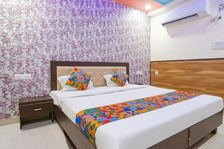 Room 25 of 28