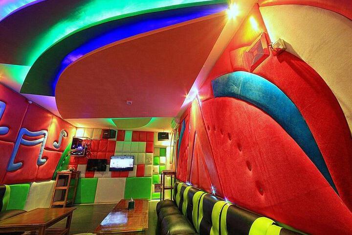 Lounge 5 of 6