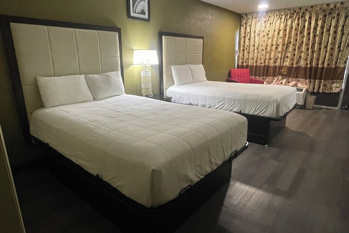 2 Double Beds (12 of 14)