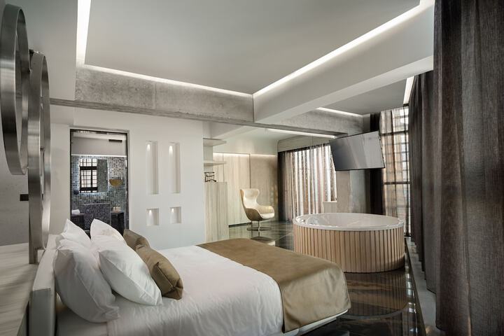 Room 25 of 136