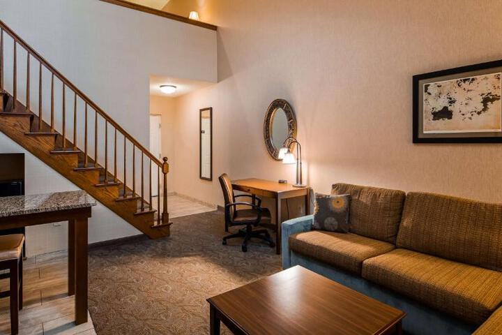 2 Queen Beds High Speed Internet Accessible Deluxe Room Coffee Maker, Hairdryer Microwave and Refrigerator Full Breakfast (2 of 3)