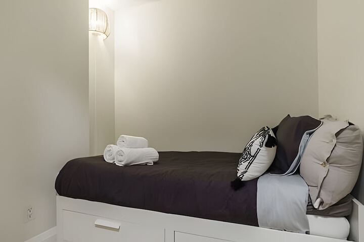 Room 26 of 157