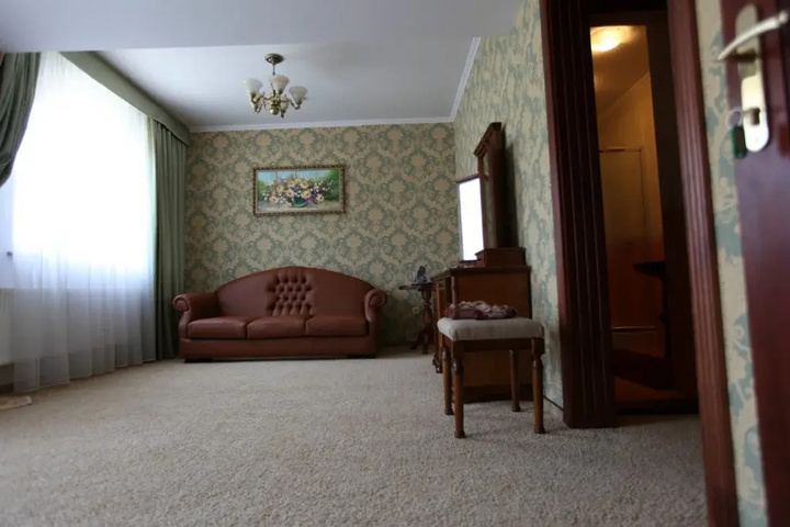 Room 11 of 14