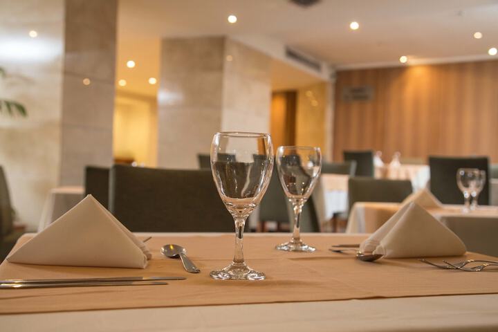 Dining 40 of 52