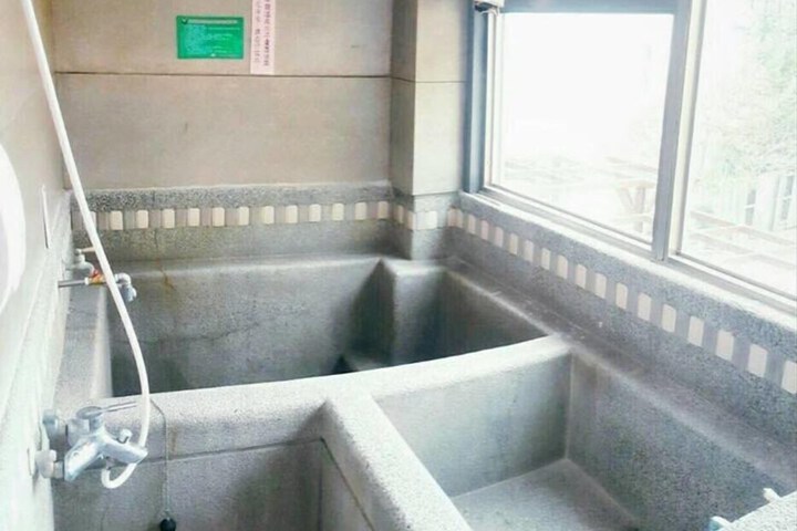 Room 6 of 18