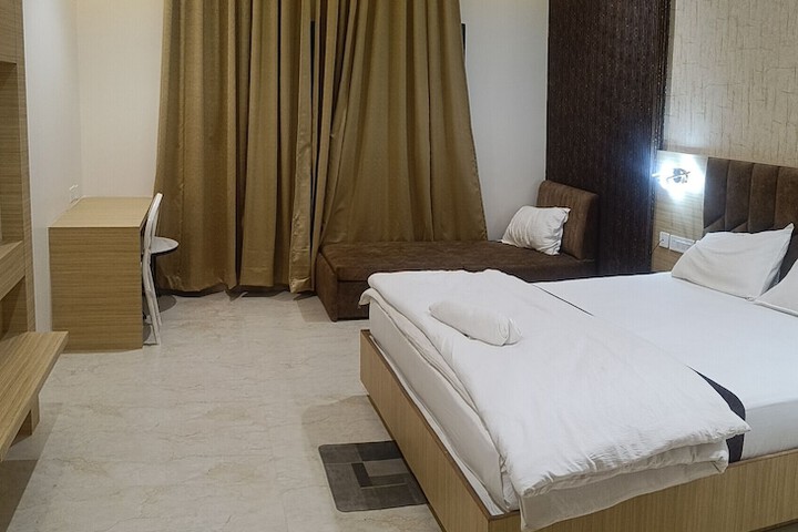 Room 11 of 19