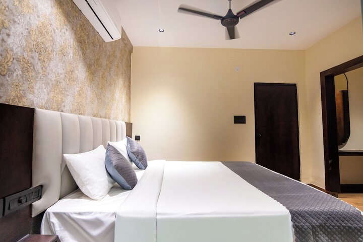 Room 12 of 25