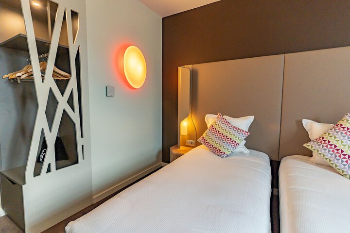 Room 5 of 32